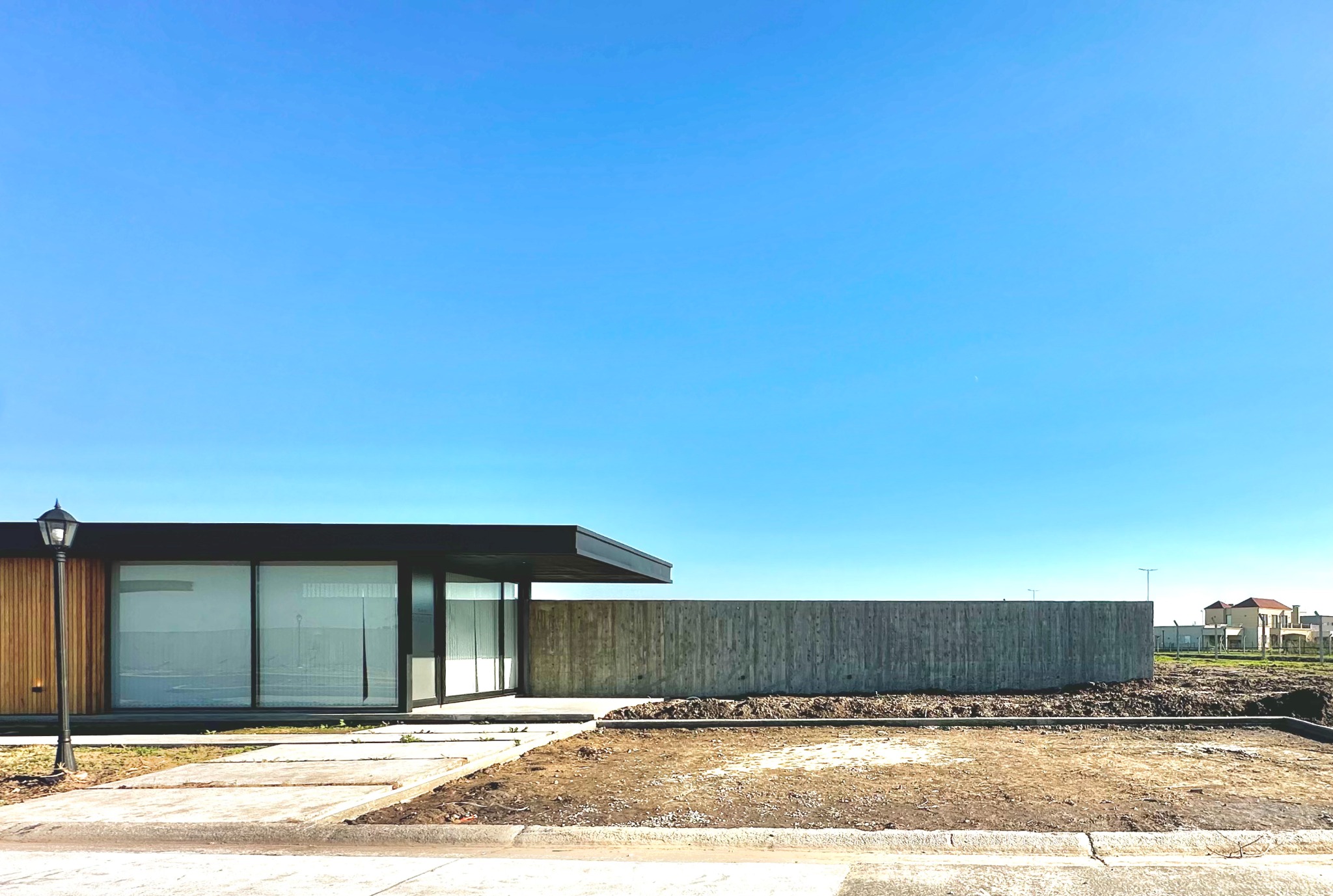 Detalle construido de hormigón, madera y cubierta metálica en San Roque